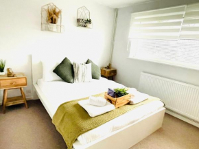 2 Bed House, Sleeps 6, Dog Friendly, Close to A14 M11, with Garden & Parking LONG STAY WORK CONTRACTOR LEISURE, JADE